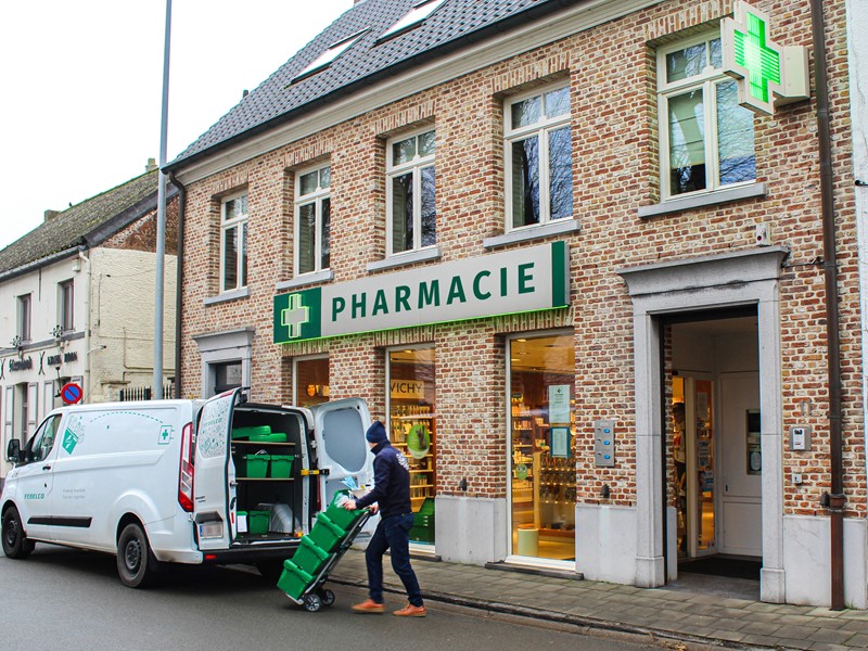 Camionnette Febelco en train de livrer les commandes chez la pharmacie